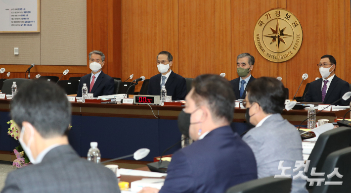 지난 26일 서울 내곡동 국가정보원 청사에서 열린 국회 정보위원회의 국정원에 대한 국정감사에서 김규현 국정원장이 국정감사 시작을 기다리고 있다. 왼쪽부터 권춘택 1차장, 김 원장, 김수연 2차장, 백종욱 3차장. 조상준 기조실장은 국감 시작 전 일신상의 이유로 사의를 표명해 국정감사에 출석하지 않아 왼쪽 자리가 빈자리로 남아있다. 국회사진취재단