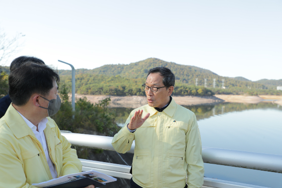 이병호 한국농어촌공사 사장이 지난 27일 나주호에 방문해 용수확보 현황을 점검하고 있다. 한국농어촌공사 제공