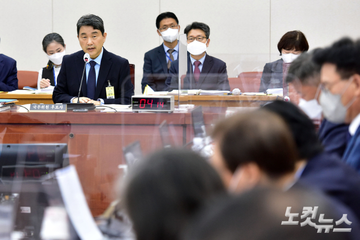 이주호 사회부총리 겸 교육부장관 후보자가 28일 서울 여의도 국회 교육위원회에서 열린 인사청문회에서 의원 질의에 답변을 하고 있다. 윤창원 기자