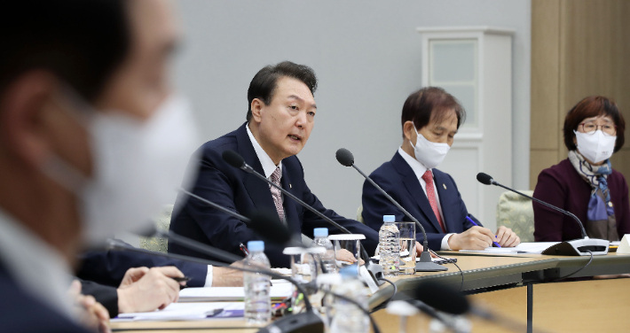 윤석열 대통령이 28일 오전 용산 대통령실 청사에서 열린 국가과학기술자문회의 전원회의를 주재하는 모습. 연합뉴스