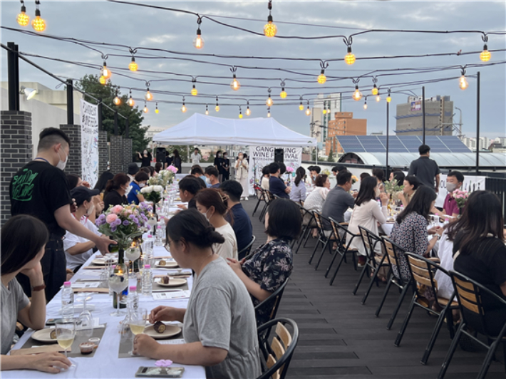 지난 여름 개최했던 야외 와인 시음회인 '선셋 와인 아워'. 강릉시 제공