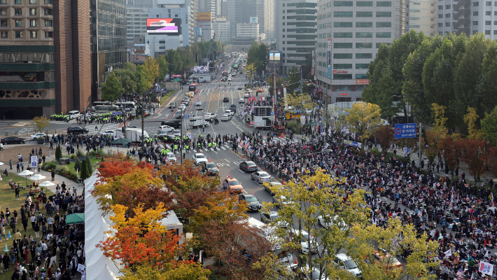 지난 22일 서울 시청역 일대에서 열린 대규모 집회 모습. 연합뉴스