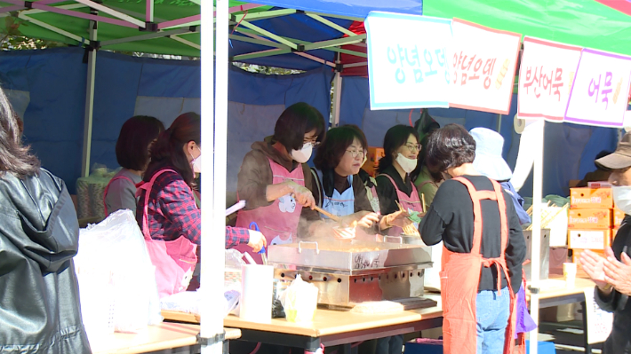 대구시 달서구 진천동에 위치한 충성교회가 코로나로 인해 지난 3년간 열지 못했던 '이웃돕기 사랑의 가을 바자회'를 교회 앞 주차장에서 진행했다.