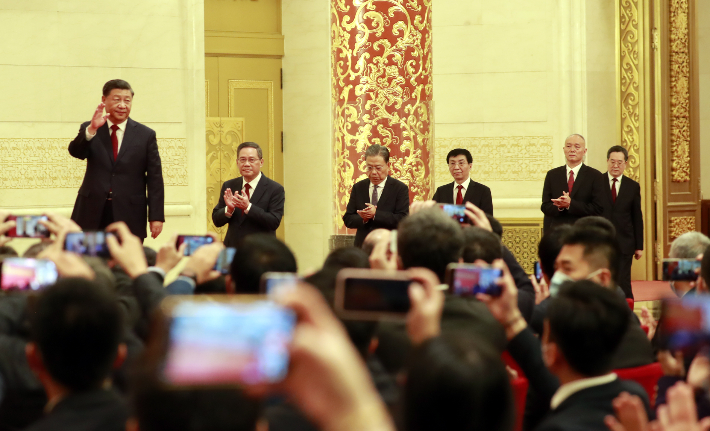 새 최고지도부와 함께 입장하는 시진핑 (베이징=연합뉴스) 