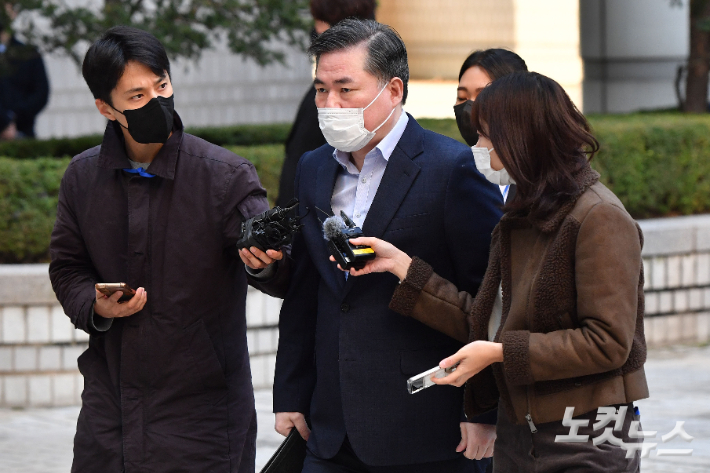 유동규 전 성남도시개발공사 기획본부장이 28일 오전 서울 서초구 서울중앙지방법원에서 열린 대장동 개발 사업 로비·특혜 의혹 관련 재판에 출석하고 있다. 류영주 기자