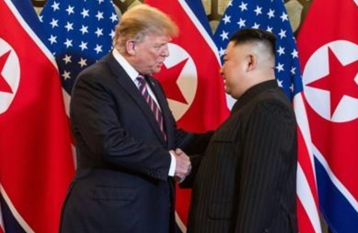  악수하는 도널드 트럼프 전 미국 대통령과 김정은 북한 국무위원장. 연합뉴스
