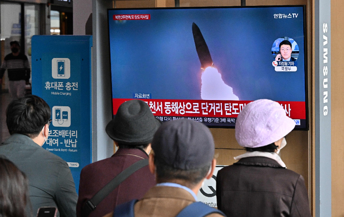 북한 단거리 탄도미사일 발사 지켜보는 시민들. 연합뉴스
