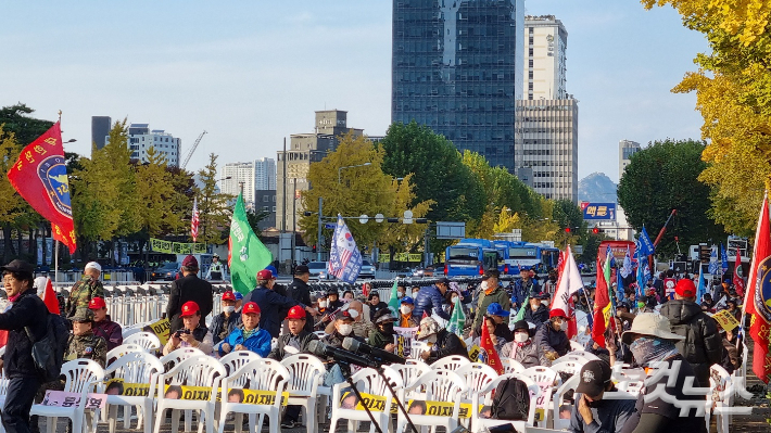 29일 오후 4시쯤 신자유연대에서 주최한 '맞불집회'에 집회 참가자들이 착석하고 있다. 양형욱 기자