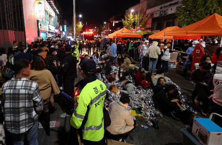 지난 29일 오후 서울 용산구 이태원동 일대에 핼러윈을 맞아 인파가 몰려 사고가 발생했다. 연합뉴스