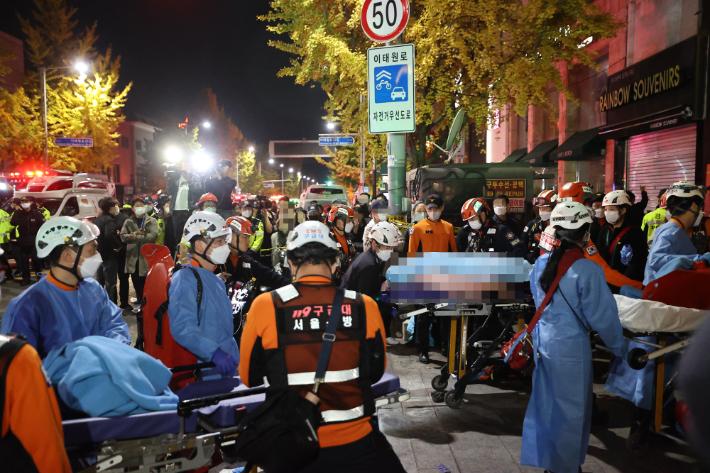 지난 29일 발생한 서울 용산구 이태원 핼러윈 인명사고 현장에서 사망자가 병원으로 후송되고 있다. 연합뉴스