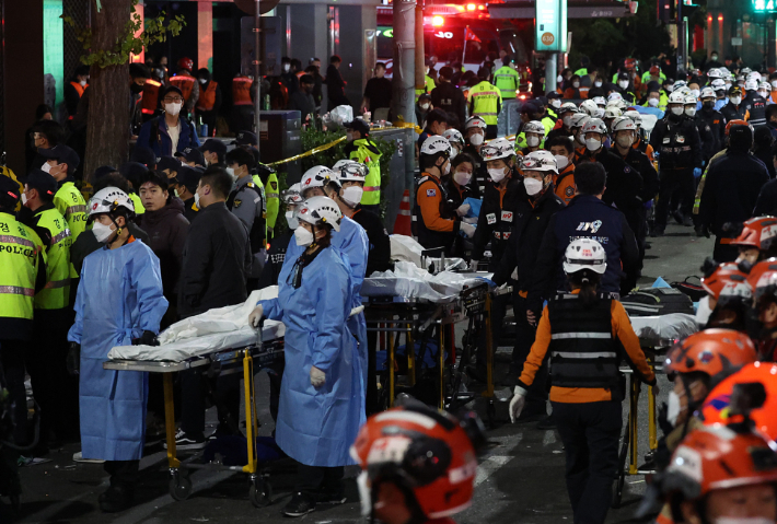 30일 오전 서울 용산구 이태원 핼러윈 인명사고 현장에 사망자 이송을 위해 구급대원 등이 대기하고 있다. 연합뉴스