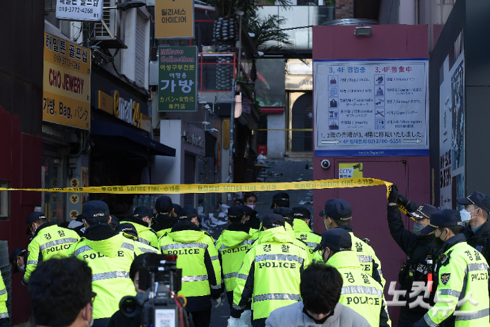 29일 오후 서울 용산구 이태원동 일대에 핼러윈을 맞이해 인파가 몰리면서 대규모 인명사고가 발생했다. 30일 경찰이 현장을 통제하고 있다. 소방당국은 오전 4시 브리핑을 통해 사망자는 146명, 부상자는 150명이라고 밝혔다. 박종민 기자