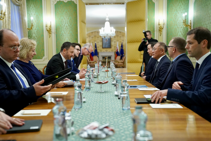 28일(현지시간) 슬로바키아 브라티슬라바 총리실에서 정의선 현대차그룹 회장(오른쪽에서 세번째)이 에두아르드 헤게르 슬로바키아 총리 (왼쪽에서 세번째)와 피터 슈베츠 경제부 차관(왼쪽 첫번째), 안드레이 스탄치크 외무부 차관(왼쪽에서 두번째) 등 슬로바키아 정부 관계자와 함께 부산세계박람회 유치 지지 요청과 친환경 모빌리티 확대 등 상호 협력방안에 대해 논의하고 있다. 현대차그룹 제공