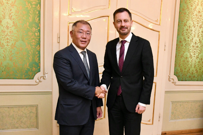 28일(현지 시간) 슬로바키아 브라티슬라바 총리실에서 정의선 현대차그룹 회장(왼쪽)이 에두아르드 헤게르 슬로바키아 총리와 만나 악수를 하고 있다. 현대차그룹 제공