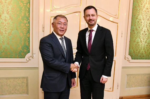 28일(현지 시간) 슬로바키아 브라티슬라바 총리실에서 정의선 현대차그룹 회장(왼쪽)이 에두아르드 헤게르 슬로바키아 총리와 만나 악수를 하고 있다. 현대차그룹 제공