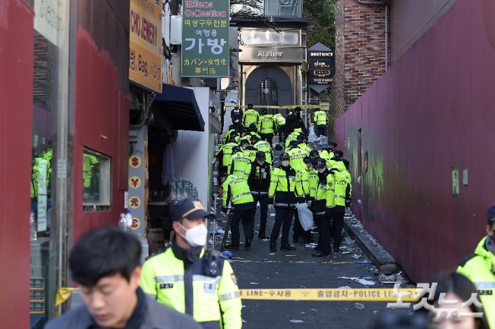 29일 오후 서울 용산구 이태원동 일대에 핼러윈을 맞이해 인파가 몰리면서 대규모 인명사고가 발생했다. 30일 경찰이 현장을 통제하고 있다. 박종민 기자