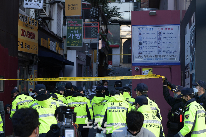 29일 오후 서울 용산구 이태원동 일대에 핼러윈을 맞이해 인파가 몰리면서 대규모 인명사고가 발생했다. 30일 경찰이 현장을 통제하고 있다. 소방당국은 오전 4시 브리핑을 통해 사망자는 146명, 부상자는 150명이라고 밝혔다. 박종민 기자