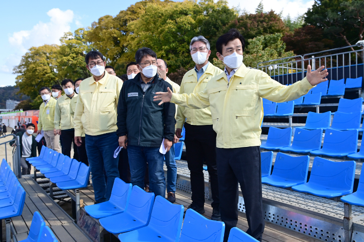 조규일 진주시장이 30일 축제장을 현장 점검하고 있다. 진주시청 제공