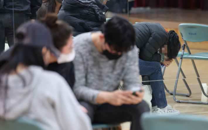 30일 서울 용산구 한남동주민센터에서 이태원 압사 사고 관련 실종자 접수를 마친 가족과 관계자들이 대기하는 모습. 연합뉴스