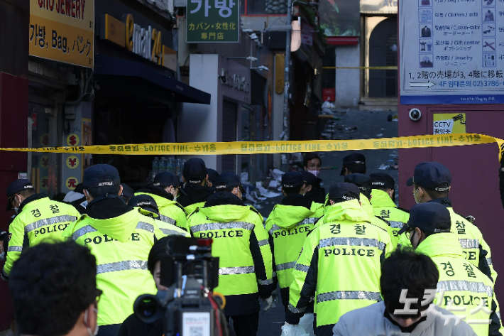 지난 29일 오후 서울 용산구 이태원동 일대에 핼러윈을 맞이해 인파가 몰리면서 대규모 인명사고가 발생했다. 30일 경찰이 현장을 통제하고 있다. 박종민 기자