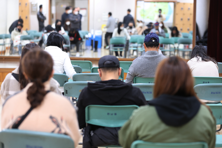  30일 서울 용산구 한남동주민센터에서 이태원 압사 사고 관련 실종자 접수를 마친 가족과 관계자들이 대기하고 있는 모습. 연합뉴스