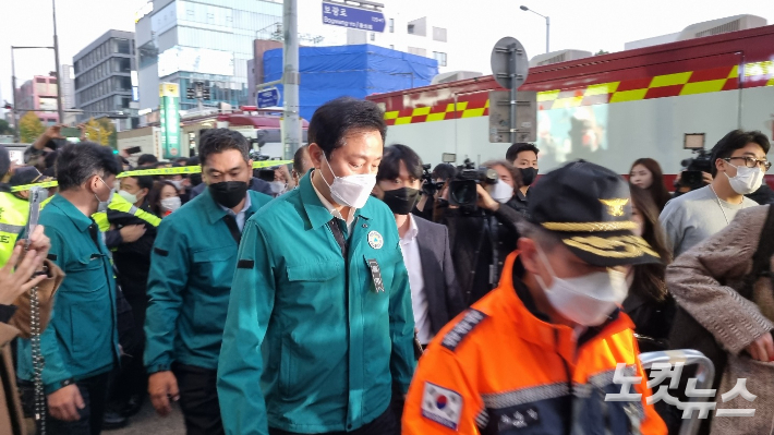 오늘 오후 5시 40분쯤 오세훈 서울시장이 이태원 사고 현장으로 진입하고 있다. 양형욱 기자