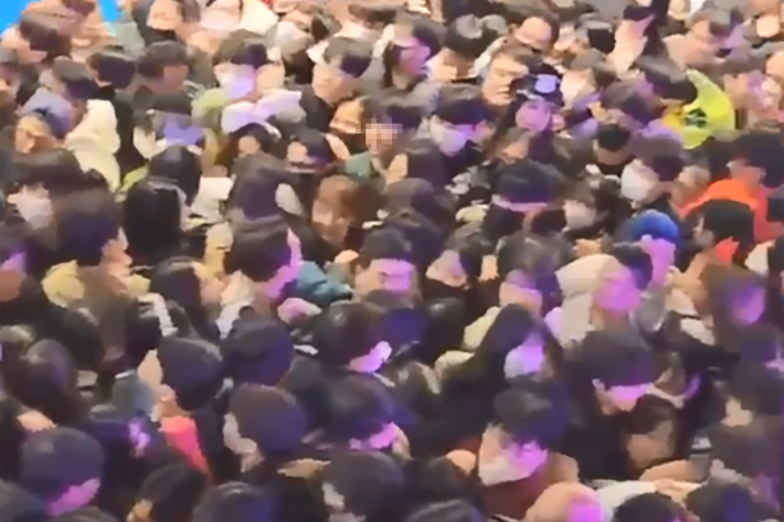 지난 30일 저녁 이태원을 찾은 사람들이 뒤엉켜 서있는 모습. 연합뉴스