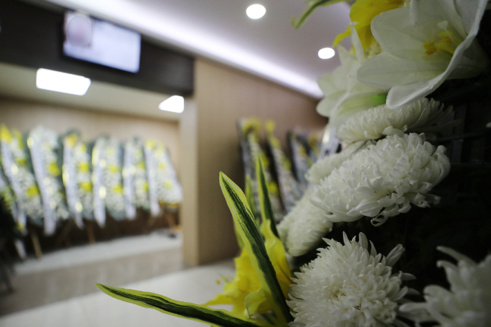 한 장례식장에 이태원 참사 피해자의 빈소가 마련돼 있다. 연합뉴스