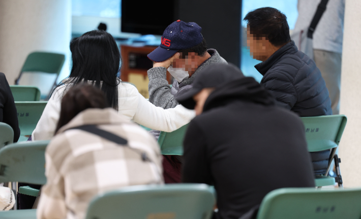 이태원 압사 사고 관련 실종자 접수를 마친 가족과 관계자들이 대기하고 있는 모습. 연합뉴스