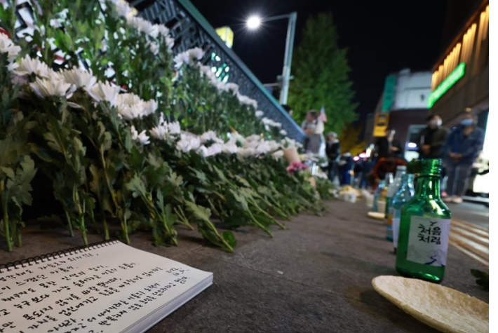 30일 오후 서울 용산구 지하철 6호선 이태원역 1번 출구 앞에 마련된 '핼러윈 인파' 압사 사고 희생자 추모 공간에 시민들이 헌화한 국화꽃과 추모 메시지가 놓여 있다. 연합뉴스