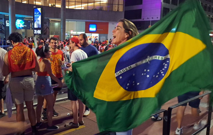 30일 밤(현지시간) 브라질 상파울루 파울리스타 대로에서 시민들이 루이스 이나시오 룰라 다 실바 대통령 당선을 축하하기 위해 거리 행진을 하며 환호하고 있다. 연합뉴스