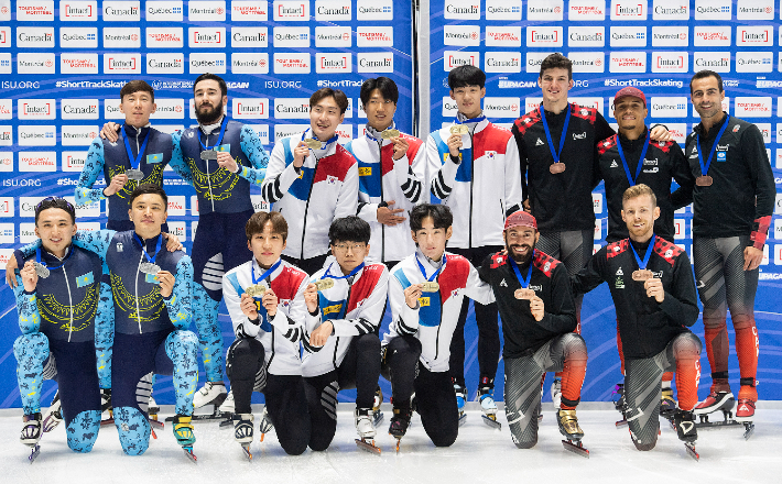 남자 계주에서 금메달을 목에 건 한국 쇼트트랙 대표팀(가운데). 연합뉴스