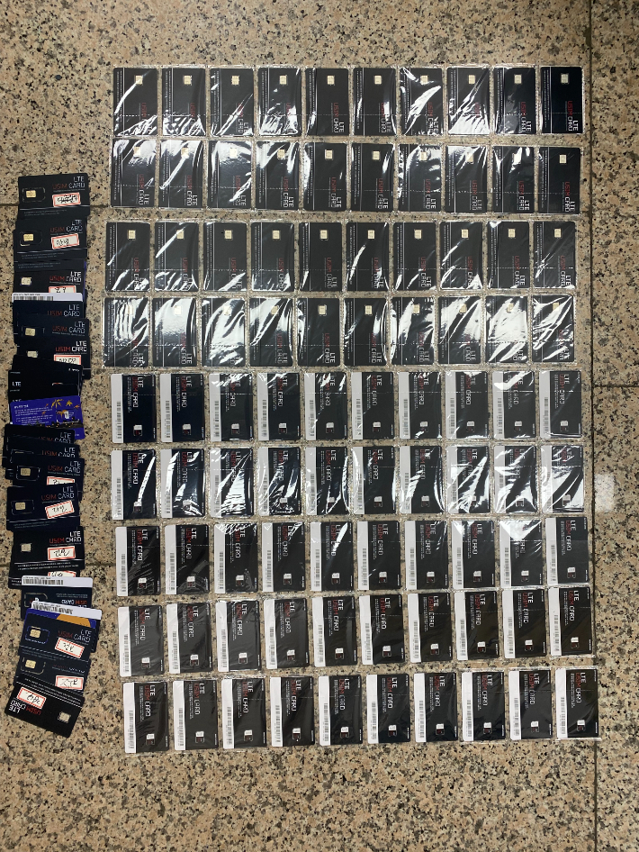 발신번호를 조작하는 변작 중계기를 사용해 전화 금융 사기 행각을 벌인 일당이 추가로 경찰에 붙잡혔다. 사진은 변작 중계기에 이용된 유심칩들. 부산경찰청 제공