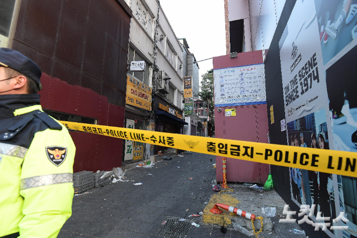 지난 29일 오후 서울 용산구 이태원동 일대에 핼러윈을 맞이해 인파가 몰리면서 대규모 인명사고가 발생했다. 30일 경찰이 현장을 통제하고 있다. 박종민 기자
