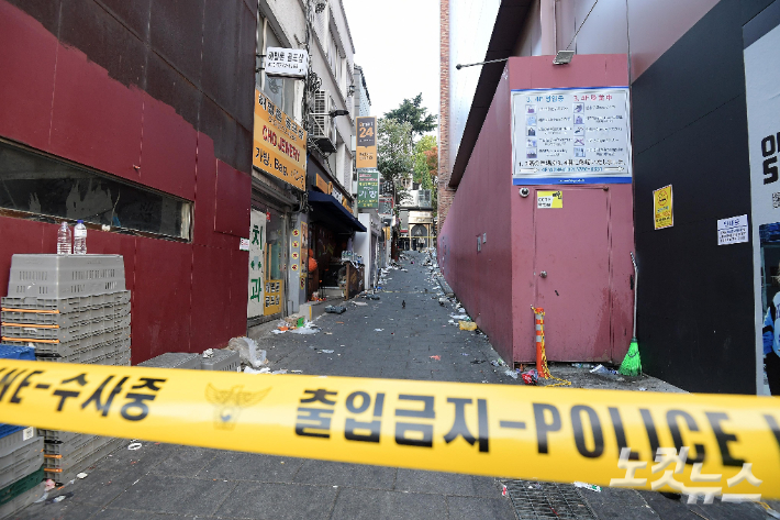 지난 29일 서울 용산구 이태원동 일대에 핼러윈을 맞이해 인파가 몰리면서 대규모 인명사고가 발생했다. 30일 사고 현장이 통제된 모습. 박종민 기자