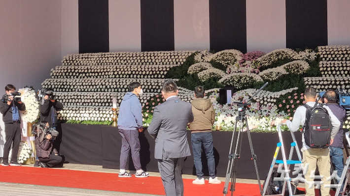 30일 오후 서울시청 앞 마련된 합동분향소에서 시민들이 조의를 표하고 있다. 양형욱 기자