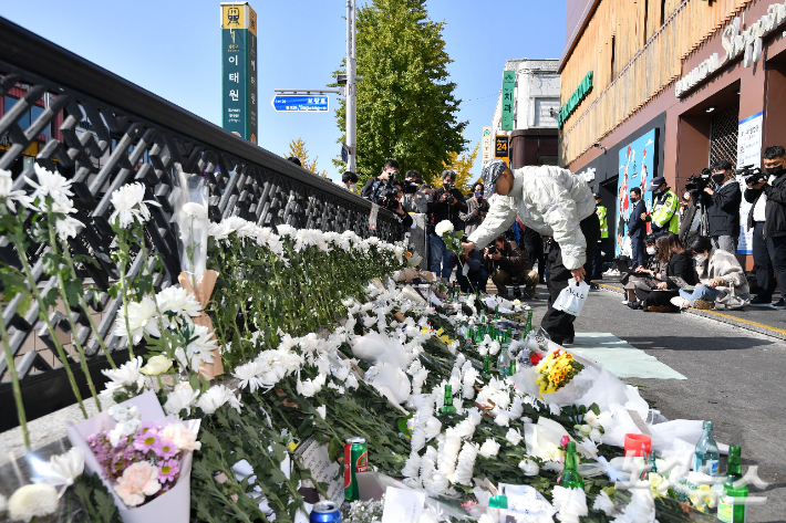 31일 서울 용산구 이태원역 1번 출구 앞에 마련된 할로윈 압사 사고 희생자 추모 공간을 찾은 시민들이 애도하고 있다. 류영주 기자