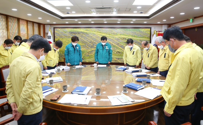 주낙영 경주시장을 비롯한 국소본부장회의 참석자들이 이태원 참사 희생자들을 위한 묵념을 하고 있다. 경주시 제공