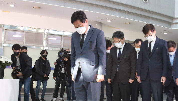 김관영 전북지사와 도청 간부 공무원들이 31일 전북도청에 마련된 '이태원 참사 희생자' 합동분향소를 찾아 조문하고 있다. 전북도 제공