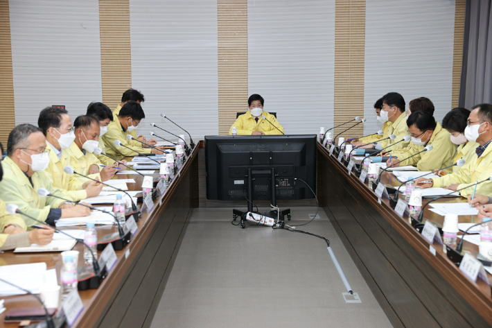 공영민 군수가 간부회의를 주재하고 있다. 고흥군 제공