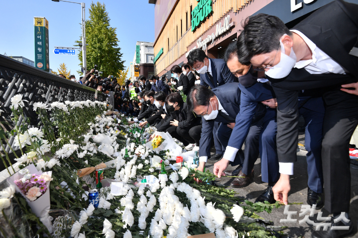 이재명 더불어민주당 대표를 비롯한 민주당 의원들이 31일 오전 서울 용산구 이태원역 1번 출구 앞에 마련된 '핼러원 인파' 압사 사고 희생자 추모 공간을 찾아 애도하고 있다. 류영주 기자