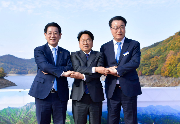 강기정 광주광역시장(왼쪽 두 번째)이 31일 오후 전남 화순군 동복댐에서 김영록 전남도지사와 구복규 화순군수(오른쪽)와 '광주전남 동복댐 수질개선 및 상생발전 협약'을 체결 한 뒤 손을 맞잡고 기념촬영을 하고 있다. 광주광역시 제공