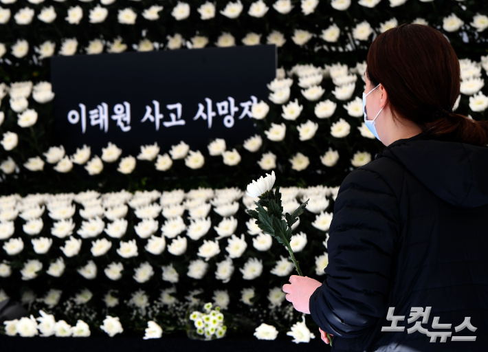 31일 오전 서울 용산구 녹사평역 광장에 마련된 이태원 참사 희생자 합동분향소를 찾은 시민들이 헌화를 하고 있다. 황진환 기자