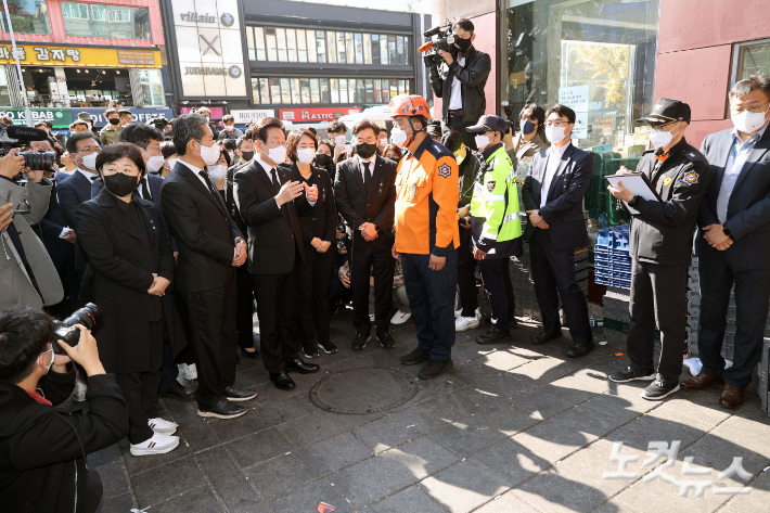 더불어민주당 이재명 대표가 지난달 31일 오전 서울 용산구 이태원 압사 참사 현장을 찾아 최성범 용산소방서장으로 부터 브리핑을 받으며 사고에 관해 질문하고 있다. 류영주 기자