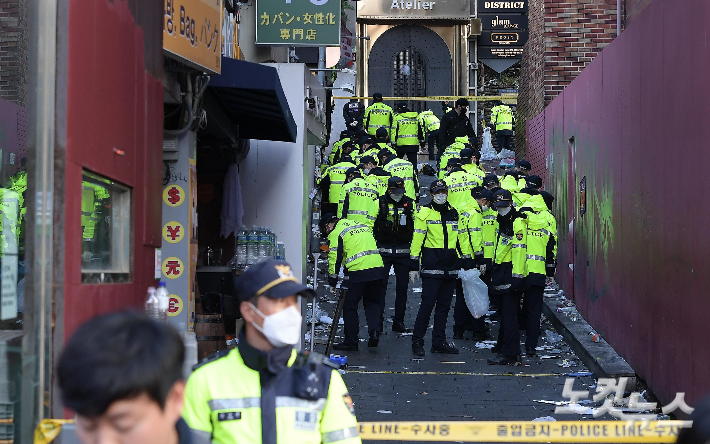 지난 29일 서울 용산구 이태원동 일대에 핼러윈을 맞이해 인파가 몰리면서 대규모 인명사고가 발생했다. 30일 경찰이 현장을 통제하고 있다. 박종민 기자