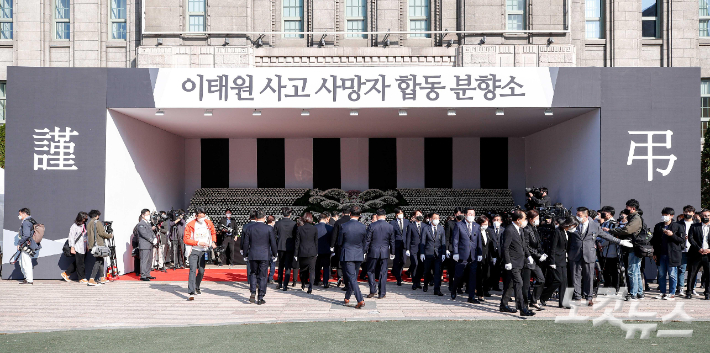 31일 서울 중구 서울광장에 마련된 이태원 참사 사망자를 위한 합동분향소를 찾은 시민들이 헌화하고 있다. 박종민 기자