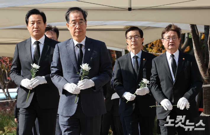 한덕수 국무총리, 오세훈 서울시장 등 정부관계자들이 31일 서울광장에 마련된 '이태원 압사 참사' 합동분향소를 찾아 조문하고 있다. 박종민 기자