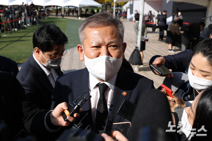 이상민 행정안전부 장관이 31일 서울 중구 서울광장에 마련된 이태원 참사 합동분향소에서 참배를 마친 취재진의 질문에 답변하고 있다. 연합뉴스