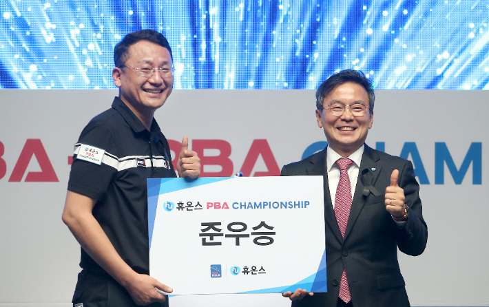 '휴온스 PBA-LPBA 챔피언십' 남자부 결승 뒤 시상식에 나선 김영섭. PBA