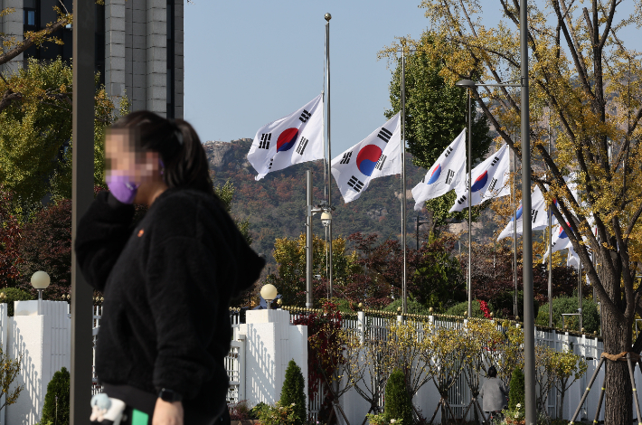 윤석열 대통령이 이태원 압사 참사 사고수습이 마무리될 때까지를 국가애도기간으로 정한 지난달 30일 오후 서울 종로구 광화문 정부서울청사에 조기가 게양돼 있다. 연합뉴스